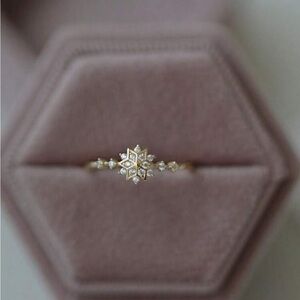 Beautiful Simplistic Snow Flake 18k Gold Ring ✨